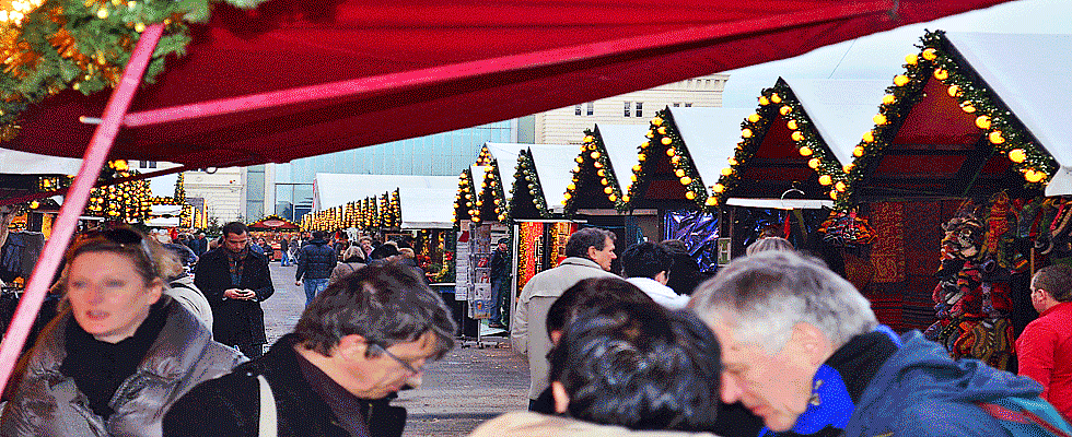 Bunte Lichter auf dem Weihnachtsmarkt Klausener Platz